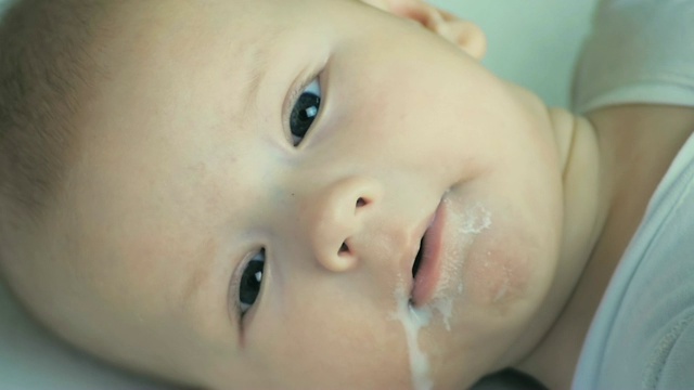 一个母亲用奶瓶喂新生儿的慢镜头。视频素材