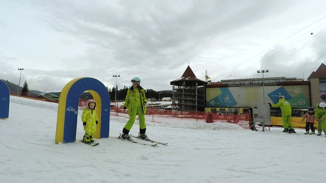 滑雪教练教小女孩滑雪。视频素材
