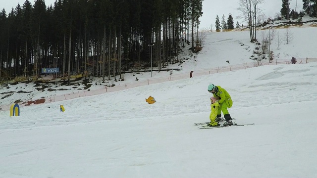 滑雪教练教小女孩滑雪。视频素材