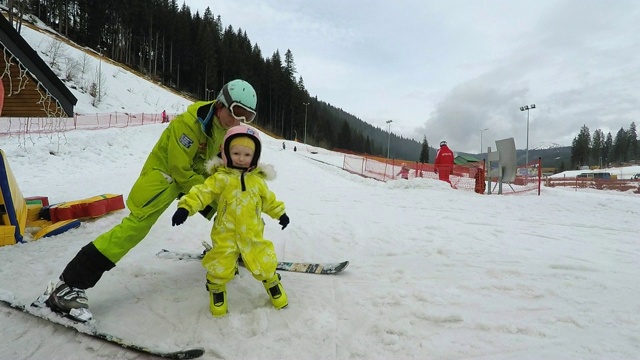 小女孩与滑雪教练训练后。视频素材