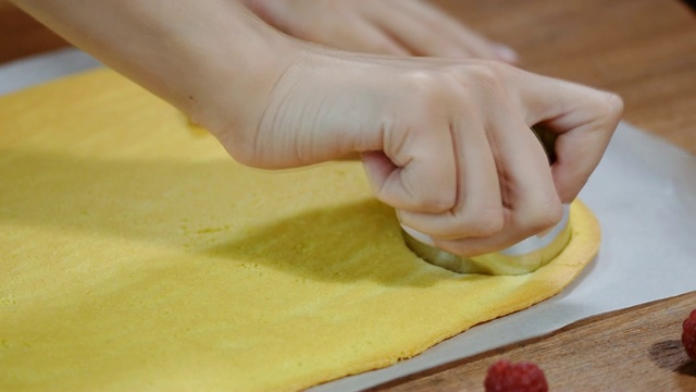 女性的手切割和准备蛋糕。视频素材