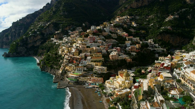 意大利阿马尔菲海岸，波西塔诺，山腰上五颜六色的悬崖房子视频下载