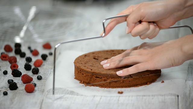 厨师切巧克力蛋糕并堆叠。视频素材