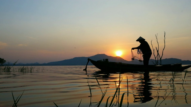 泰国渔民在船上捕鱼的生活视频素材