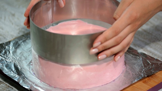 制作覆盆子奶油慕斯蛋糕。覆盆子蛋糕。烹饪过程。视频素材