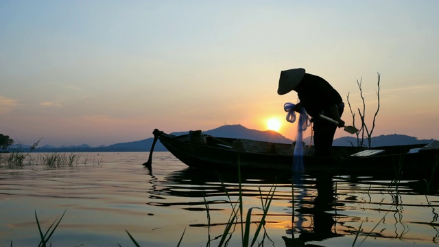 泰国渔民在船上捕鱼的生活视频素材