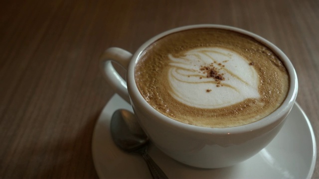 热咖啡在白色杯多莉拍摄视频素材