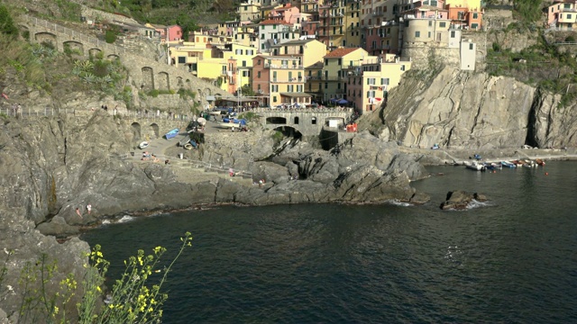 图/马纳罗拉村和地中海沿岸的悬崖视频素材