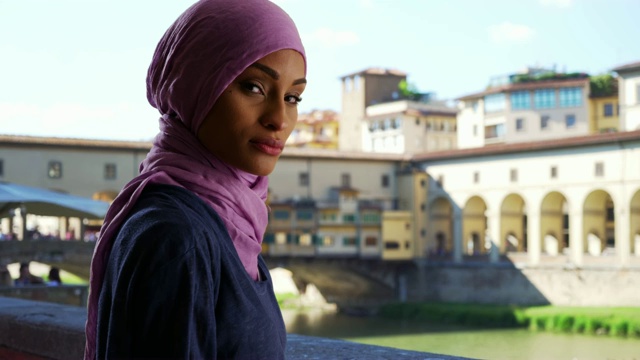 年轻美丽的穆斯林妇女在佛罗伦萨，意大利摆姿势肖像视频下载