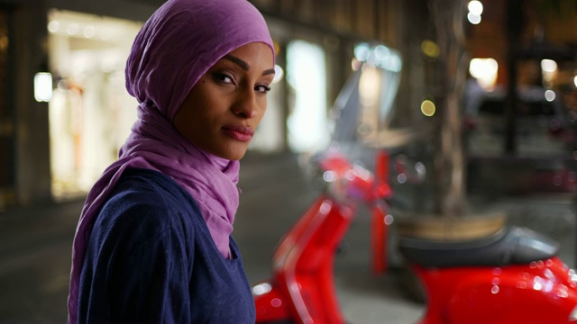 年轻美丽的穆斯林女子在城里摆姿势拍照视频下载