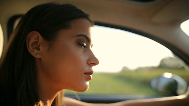 年轻女子开车的肖像视频素材