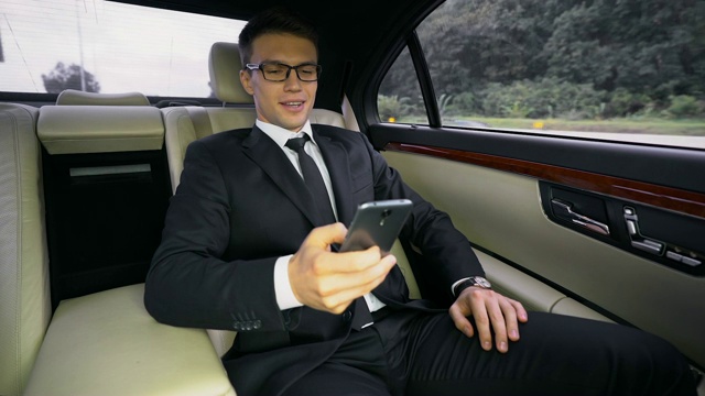 成功微笑的金融专家乘坐豪华轿车前往机场，旅行视频素材