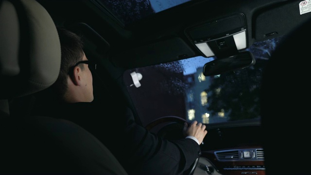 沮丧的商人坐在车里一边下雨，感情问题危机视频下载