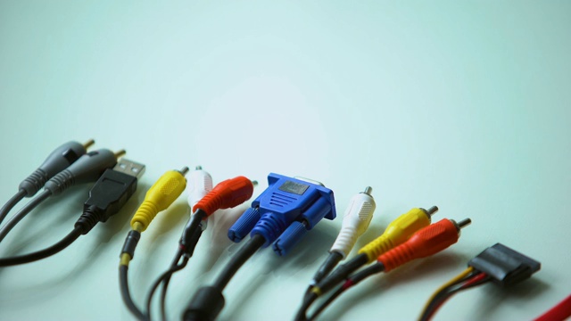 彩色电线连接器，个人电脑出现在屏幕上，停止运动视频下载