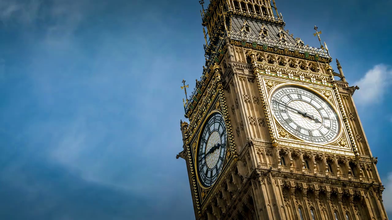 英国伦敦，一个阴天，议会威斯敏斯特宫的大本钟的时间流逝视频素材