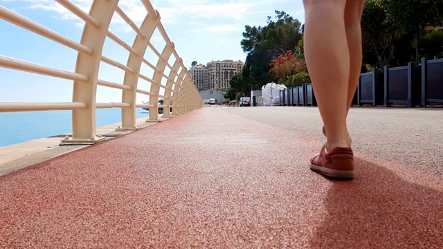 特写的女士的腿走在无污染的人行道上，干净的城市的概念视频下载