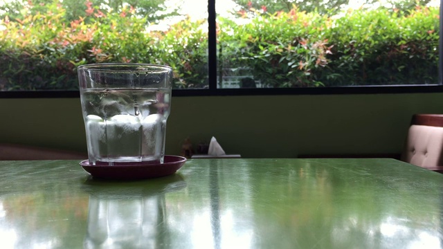 水和冰块在水杯视频素材