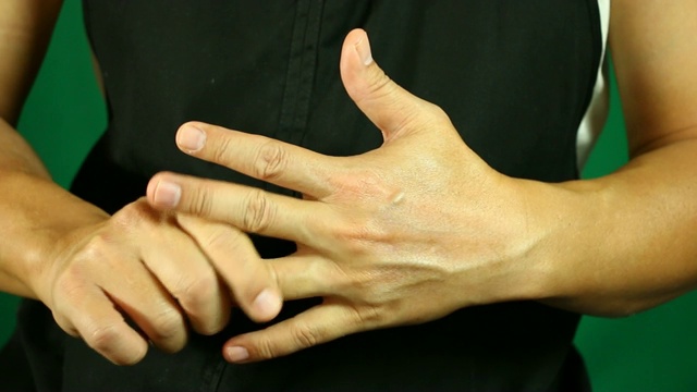 一个男人在按摩他的手，在工作室视频素材