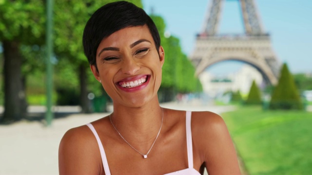 参观巴黎的美女笑得很开心视频下载