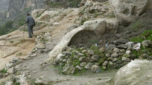 土耳其安纳托利亚地区东南部Hasankeyf村的一位库尔德老人(穴居人)在他的洞穴家前视频下载