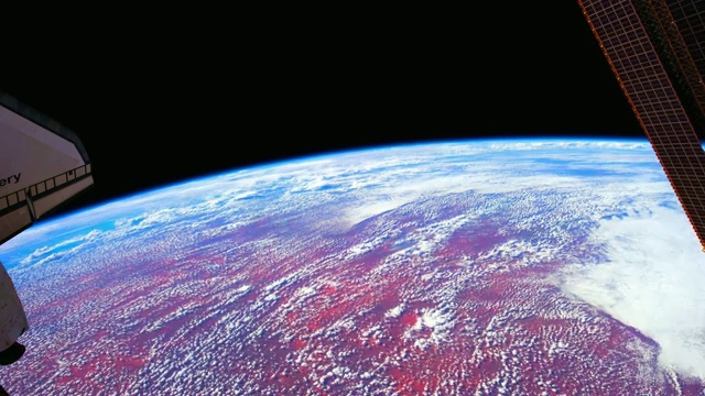 当发现号航天飞机与国际空间站对接时，从外太空看到的地球视频素材