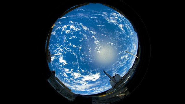 当发现号航天飞机与国际空间站对接时，从外太空看到的地球视频素材