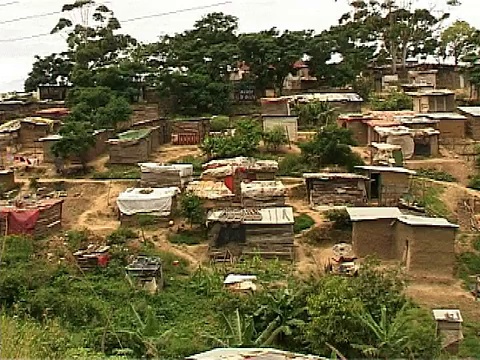 非洲非正式定居点的贫民窟棚屋-贫穷，无家可归视频素材