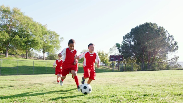一组少年足球队的慢动作踢球视频素材