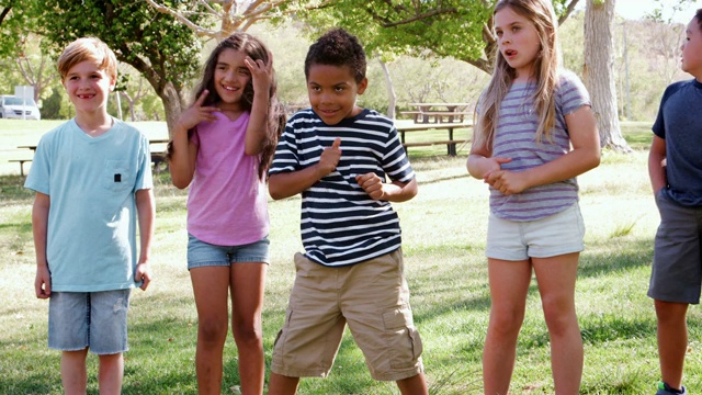 一群孩子和朋友在公园跳舞视频素材