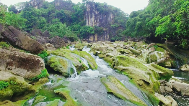 瀑布在贵州视频素材
