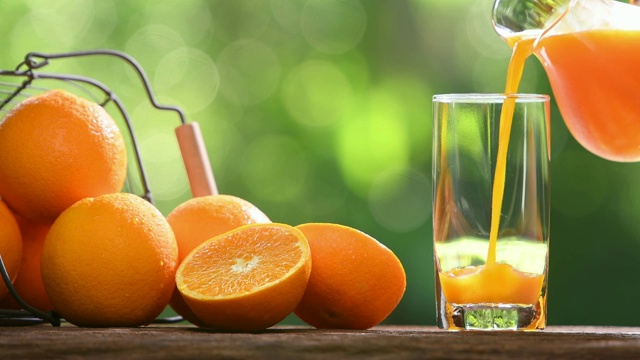 新鲜橙汁倒入玻璃杯视频下载