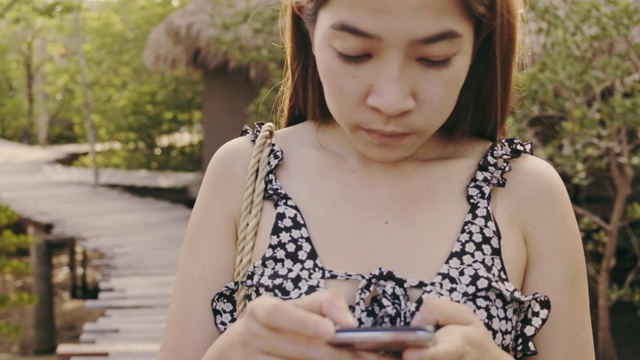 女性在假期使用智能手机视频素材
