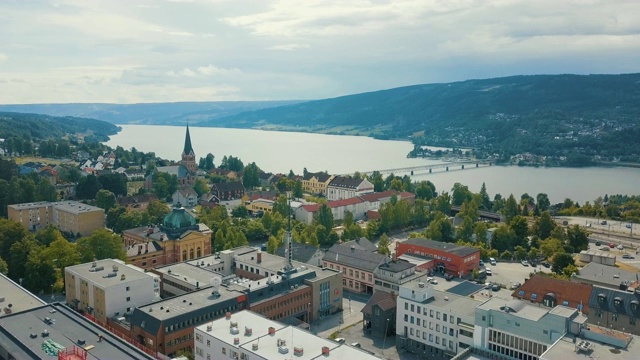 挪威利勒哈默尔镇的山脉、河流和建筑景观。视频下载