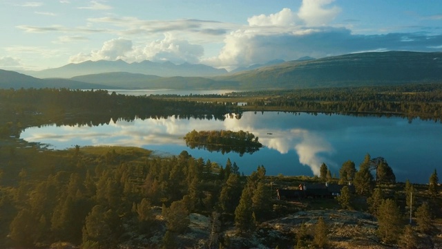 挪威罗丹国家公园的空中/午夜太阳和美丽的风景视频下载