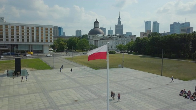 波兰国旗在无名士兵墓前随风飘扬视频下载