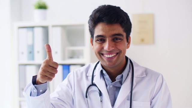 快乐的年轻医生竖起大拇指的肖像视频素材