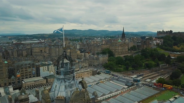 空中/风中飘扬的苏格兰旗与爱丁堡的城市天际线视频下载