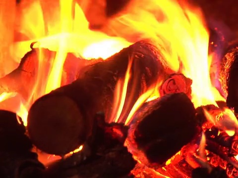 火在烟囱里燃烧(可循环，特写，PAL，包括声音)视频素材