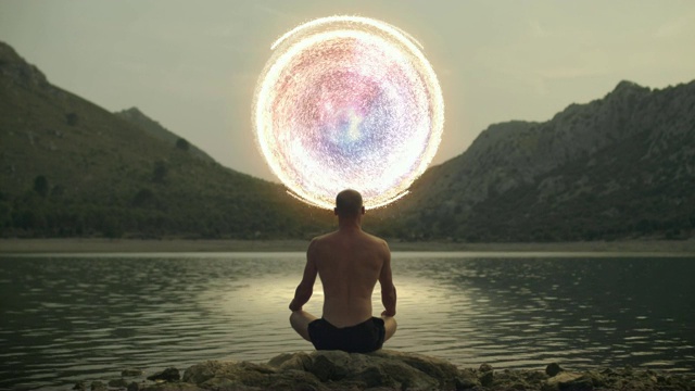 冥想者打开宇宙能量之门视频下载