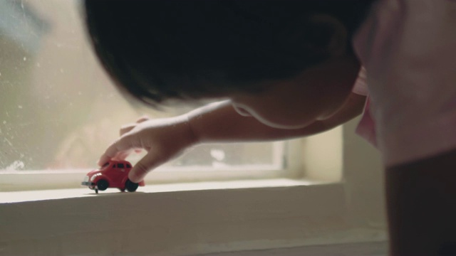 小男孩在玩玩具车。视频素材