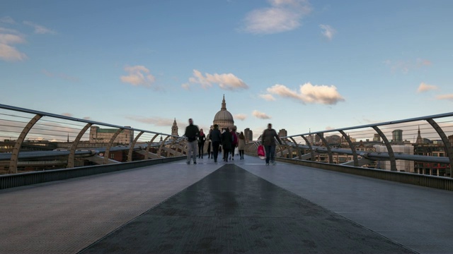 圣保罗大教堂和千年桥时光流逝视频素材
