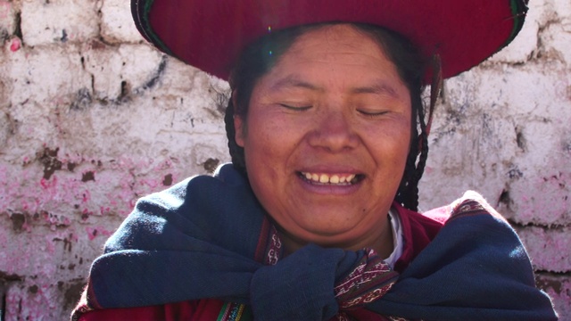 秘鲁钦切罗，戴着传统帽子的妇女视频素材