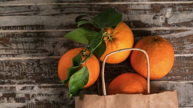 橘子装在纸袋里视频素材