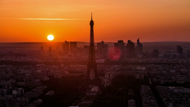 日落时分的巴黎艾菲尔铁塔-时光流逝视频素材