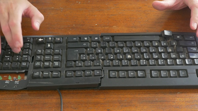 在破旧的黑键盘上打字视频素材