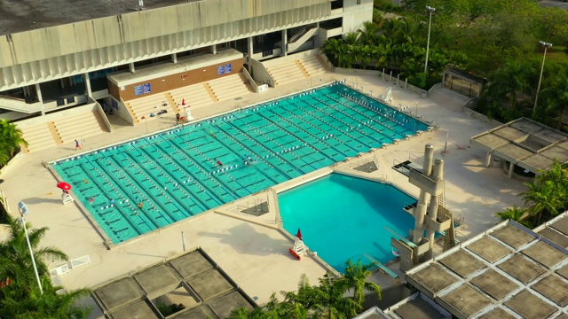 航拍镜头奥林匹克大小的游泳池视频下载