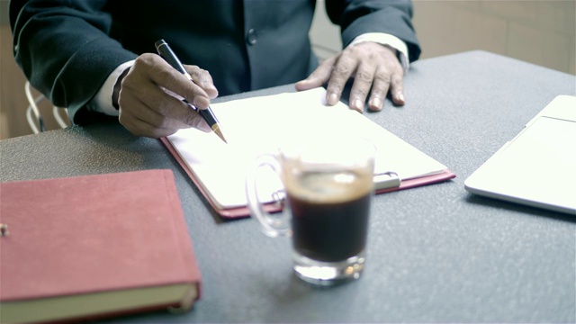高级商人正在咖啡店里看书，签合同。视频素材