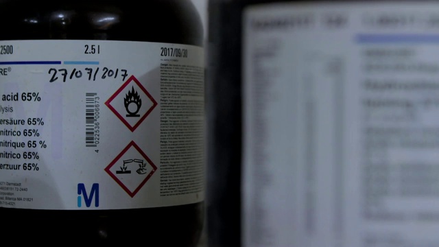 序列显示瓶子和烧瓶的化学品和其他实验室设备，印度尼西亚。视频下载