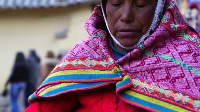 秘鲁妇女在秘鲁的奥兰塔坦博编织彩色羊驼毛视频素材