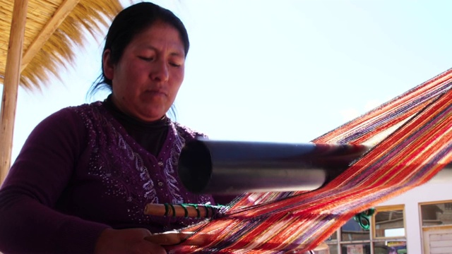 秘鲁少女织布视频素材